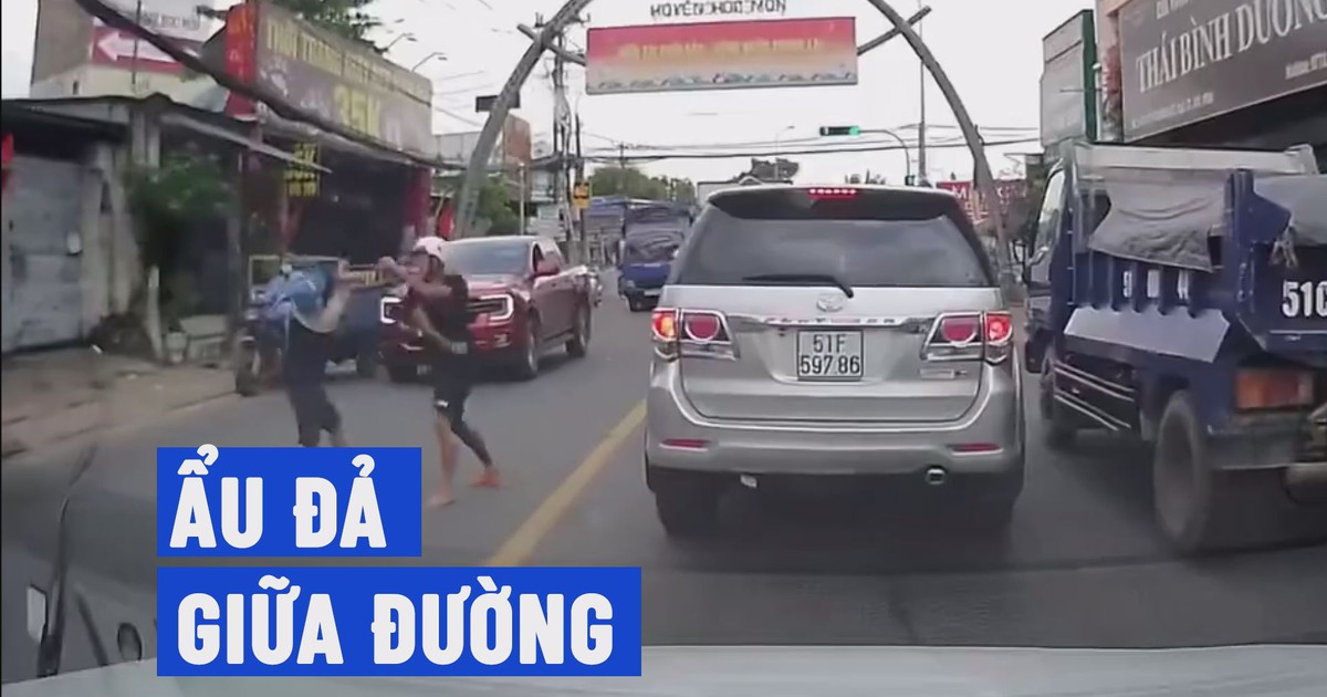Dừng xe máy giữa đường, cự cãi rồi ẩu đả gây náo loạn
