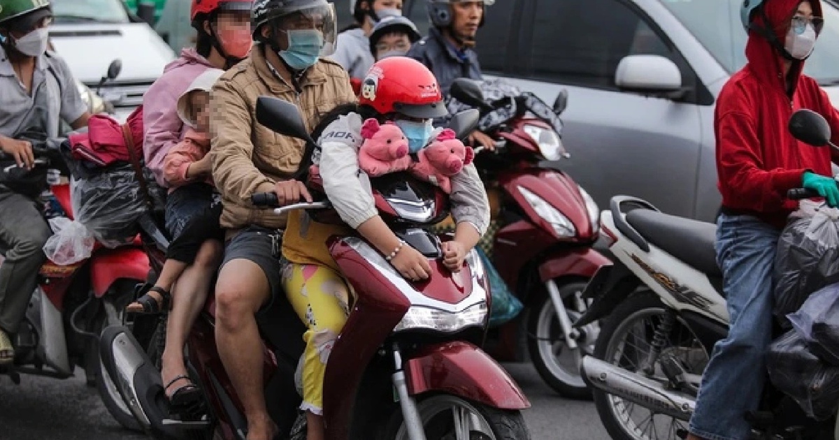 4 trường hợp xe máy chở hai người không bị phạt?