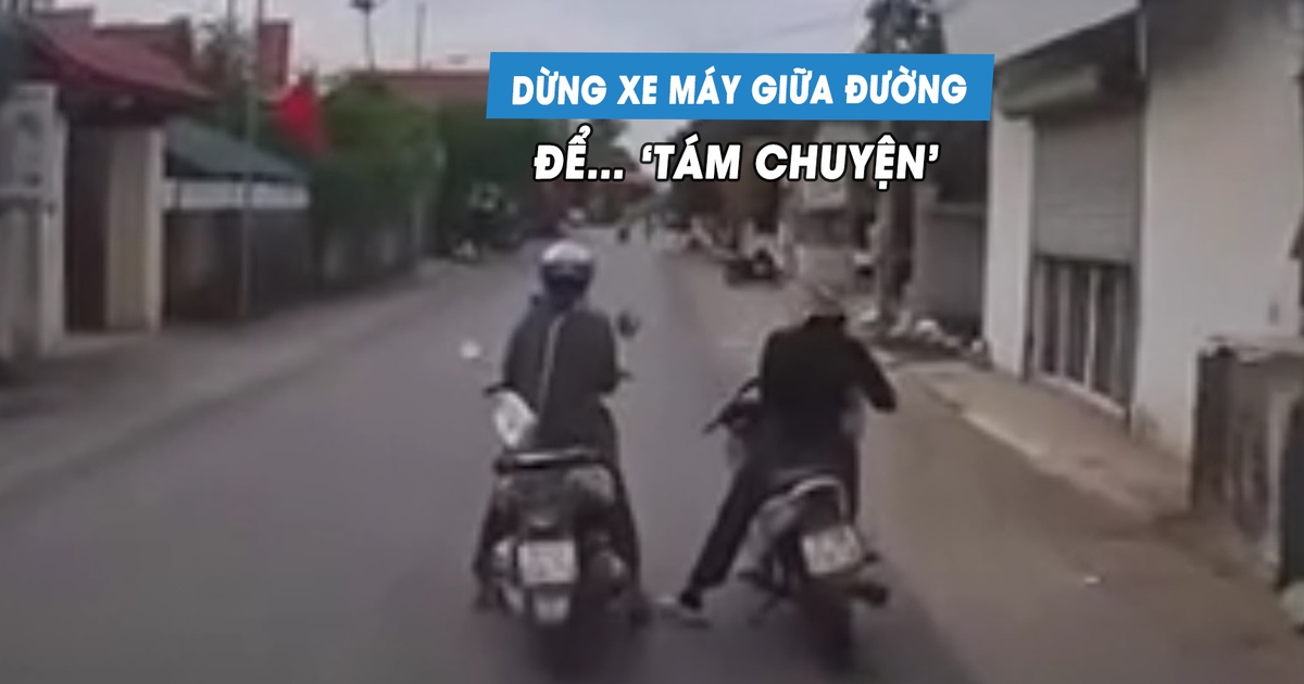 Hai người phụ nữ ngang nhiên dừng xe máy giữa đường... để 'tám chuyện'