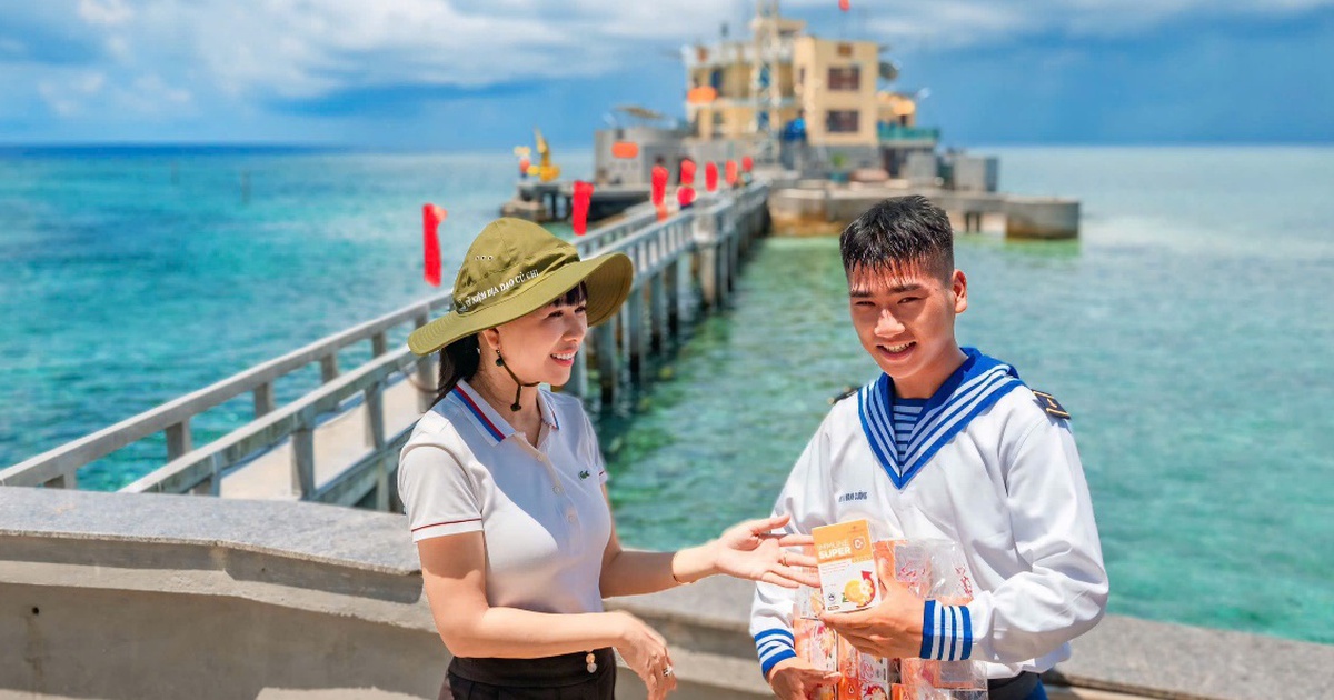 Hoa hậu Võ Thu Sương đến Trường Sa tặng quà cho cán bộ chiến sĩ