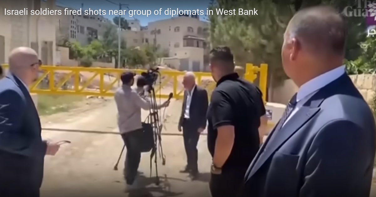 Quân đội Israel 'bắn cảnh cáo' vào 25 nhà ngoại giao thăm Bờ Tây