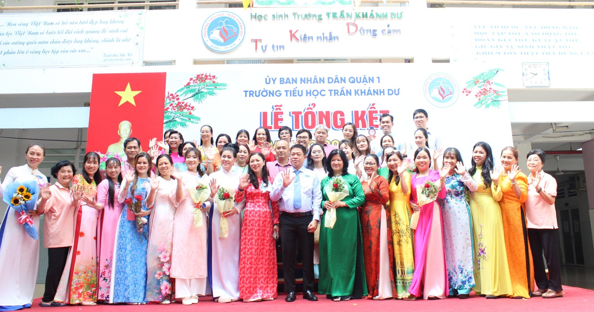 Lễ ra trường xúc động: Phụ huynh cảm ơn cô bảo mẫu, bác bảo vệ