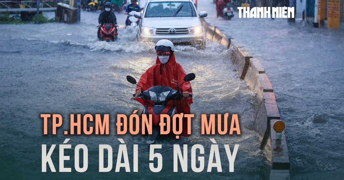 Đợt mưa lớn kéo dài 5 ngày ở TP.HCM, người dân ra đường đề phòng ngập