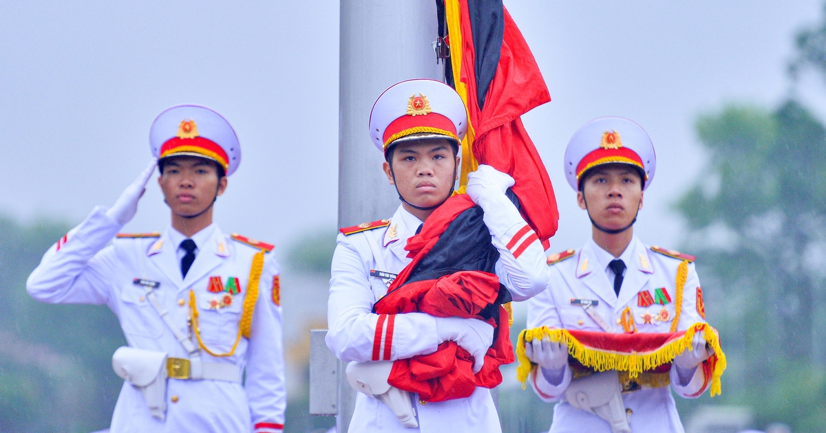 Lễ thượng cờ rủ Quốc tang nguyên Chủ tịch nước Trần Đức Lương dưới mưa