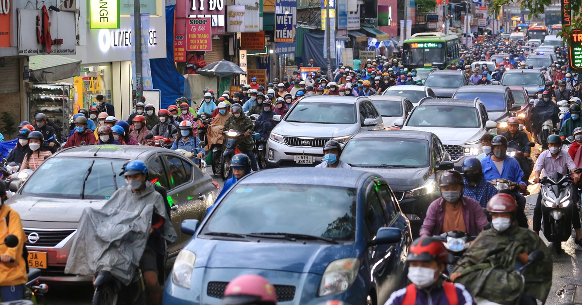Bị xe máy 'bủa vây' lúc tan sở, làm sao tránh bị va quẹt?