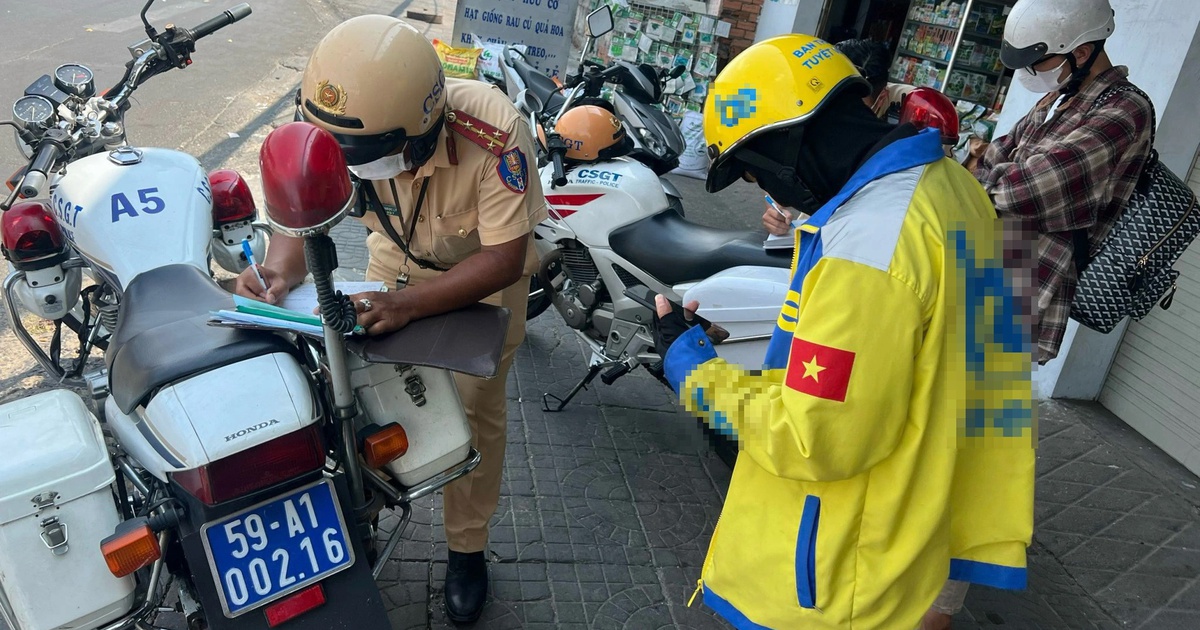 Đeo tai nghe để bản đồ chỉ đường khi lái xe máy có bị phạt?