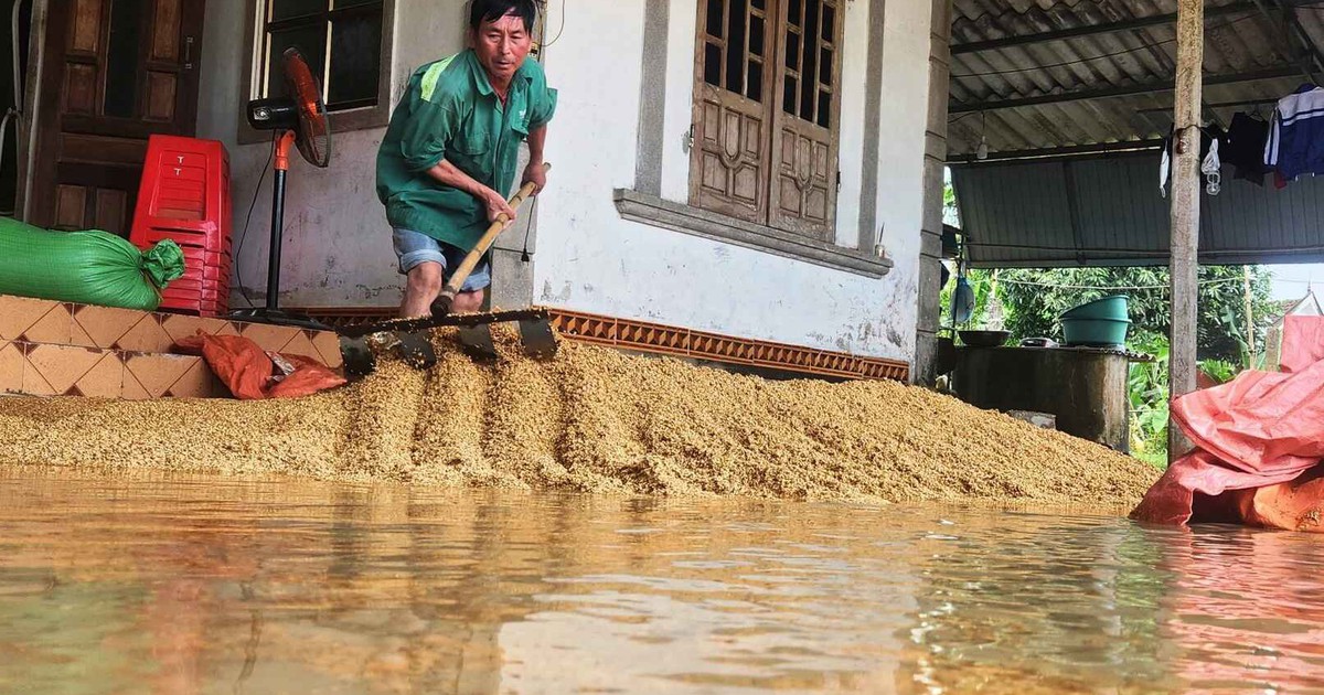 Bắc Trung bộ mưa như trút nước giữa mùa khô, vì sao?