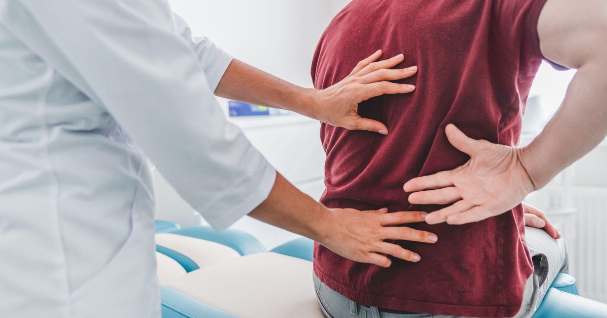 Ngồi lâu bị đau lưng cảnh báo bệnh xương khớp chớ chủ quan