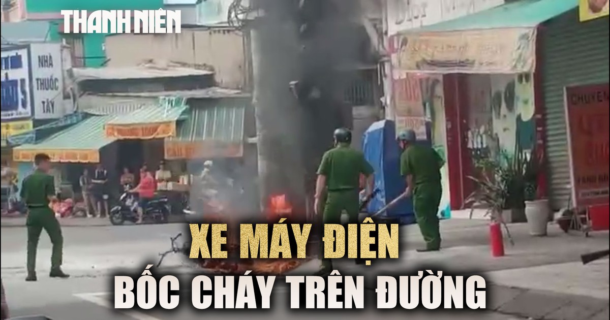 Xe máy điện bốc cháy khi đang chạy trên đường