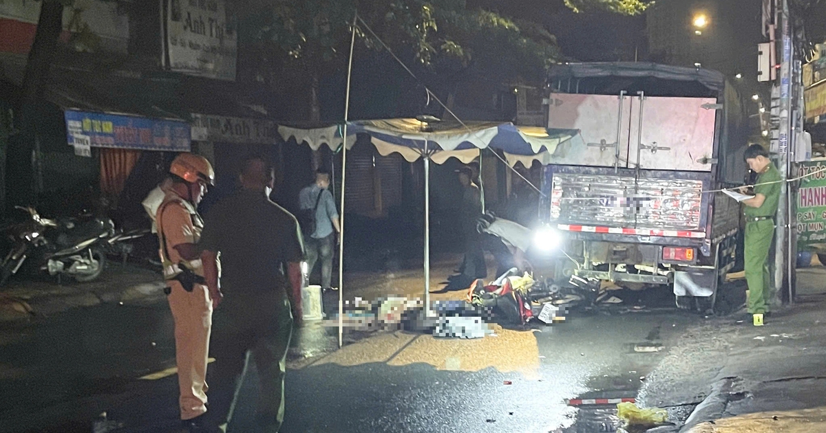 Xe máy tông đuôi xe tải, 2 người thương vong