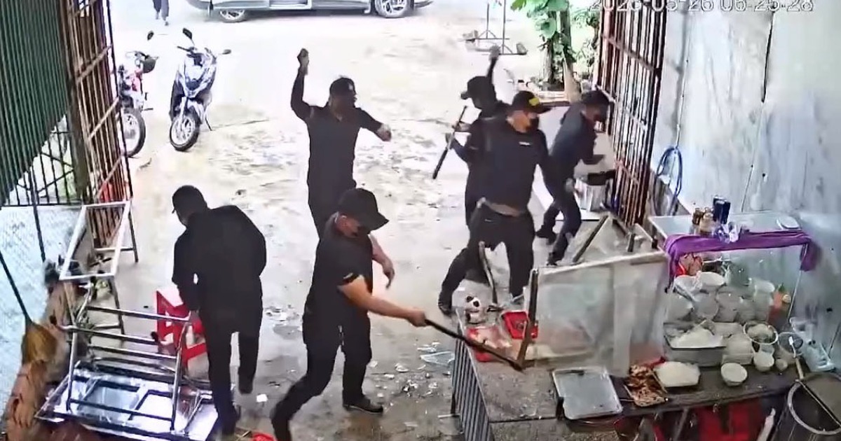 Bắt 2 nghi phạm trong nhóm người mặc đồ đen đi ô tô đập phá quán phở