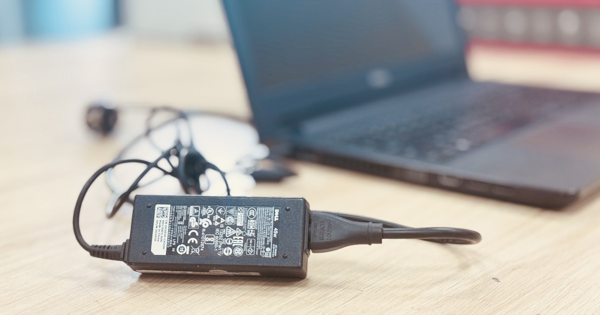 Giải mã 'cục gạch' bí ẩn trên bộ sạc laptop
