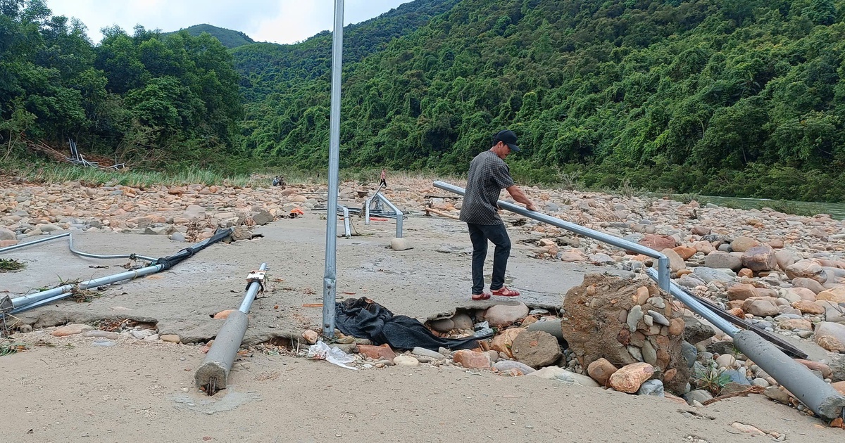 Xót xa cảnh hàng quán thượng nguồn sông Ô Lâu bị nước lũ 'càn quét'