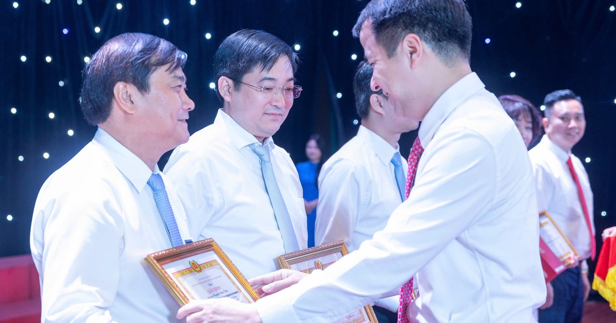 Tuyên dương 7 tập thể và 53 cá nhân điển hình trong học và làm theo Bác