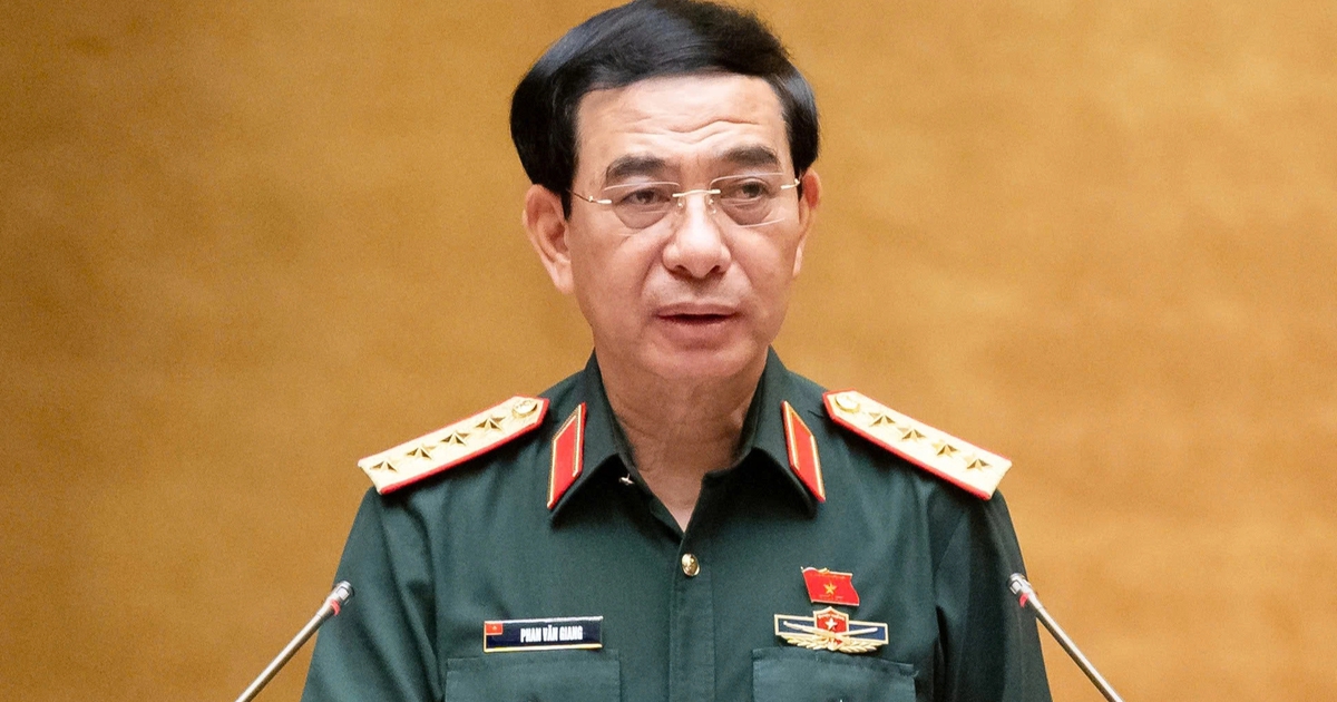 Bộ trưởng Bộ Quốc phòng trình dự án luật về tình trạng khẩn cấp