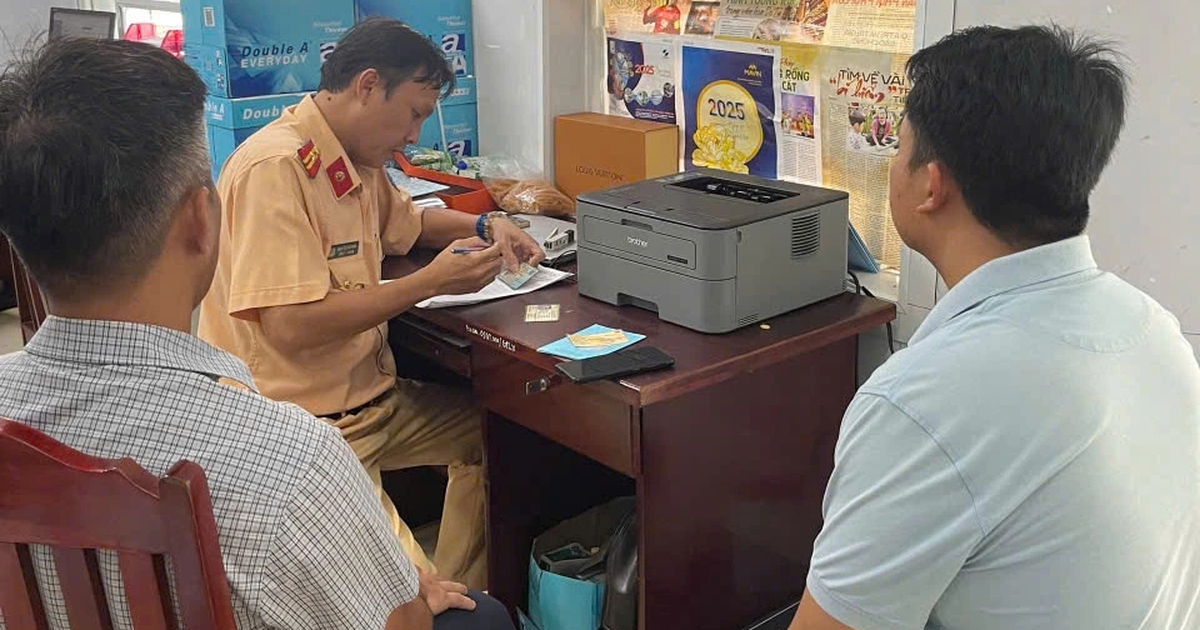 CSGT TP.HCM xử phạt ô tô chạy ngược chiều, tài xế nói "chạy nhầm"