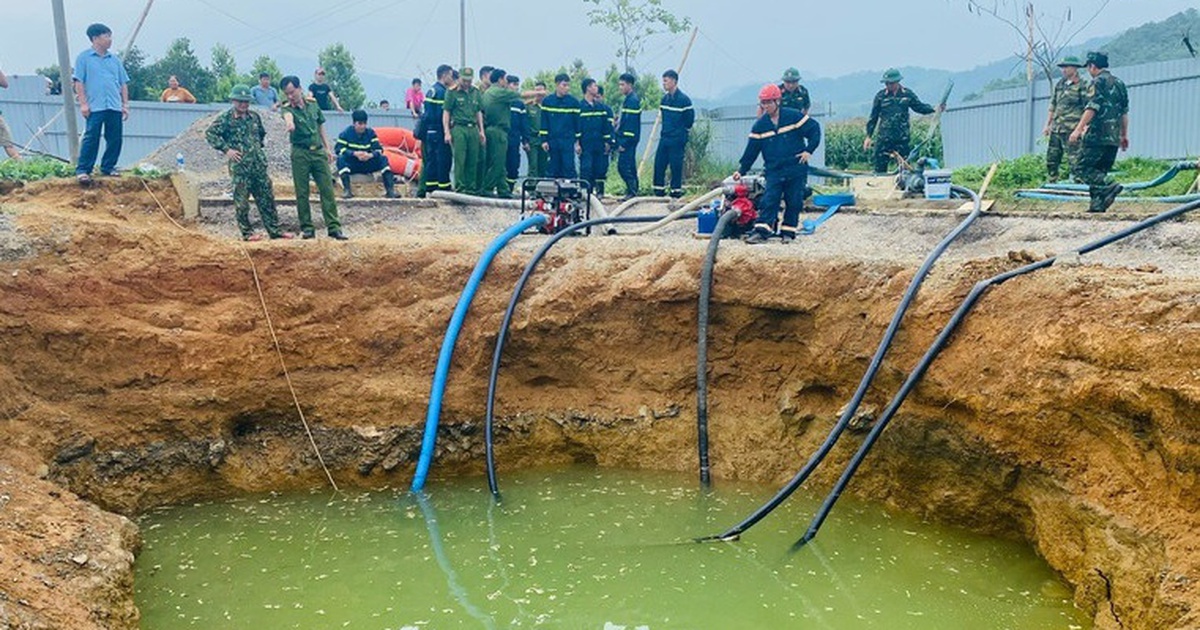Dùng máy bơm dã chiến hút nước tìm người đi xe máy lao xuống 'hố tử thần'