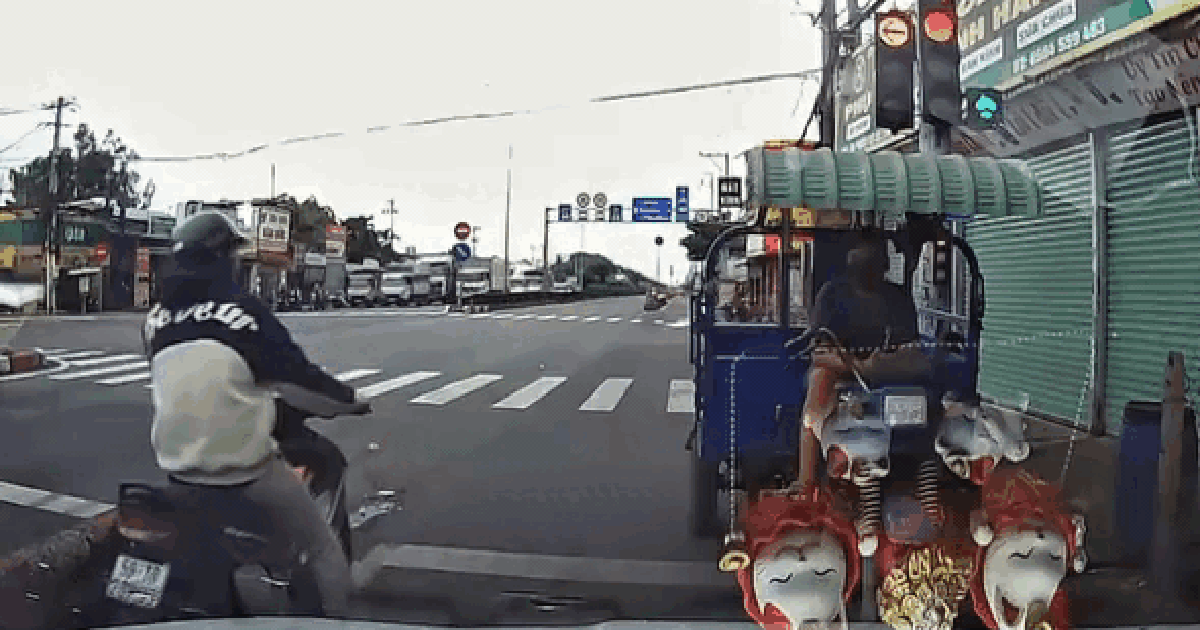 Chạy xe ba gác ngược chiều ở TP.HCM: CSGT tịch thu xe, phạt hơn 33 triệu