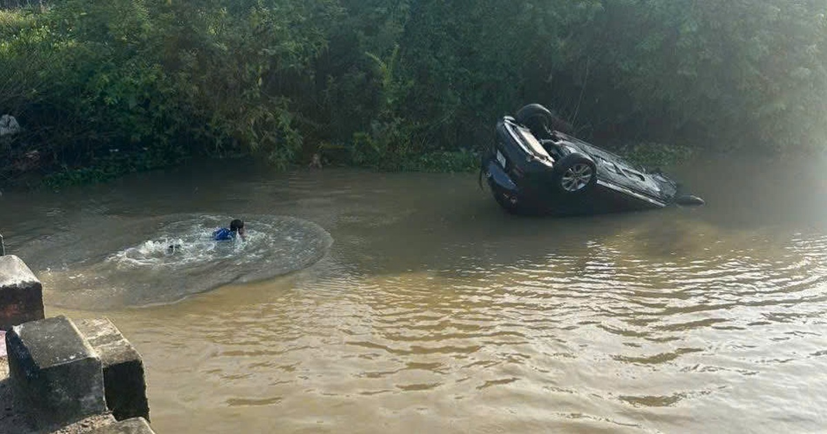 Ô tô lao xuống cầu Bốn Cấn, hai ông cháu may mắn được cứu sống