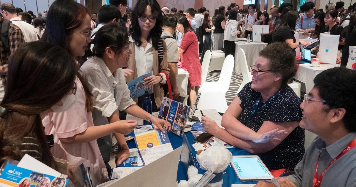 'Tạm dừng cấp visa du học': Bộ Ngoại giao Mỹ lên tiếng