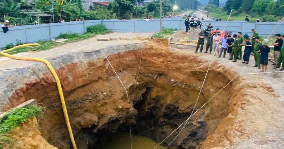 Dừng hút nước tại 'hố tử thần' có người mất tích