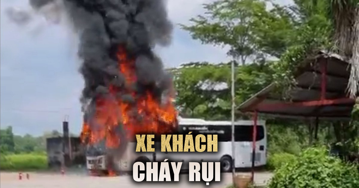 Xe khách cháy trơ khung trong bãi xe nhà hàng ở Củ Chi