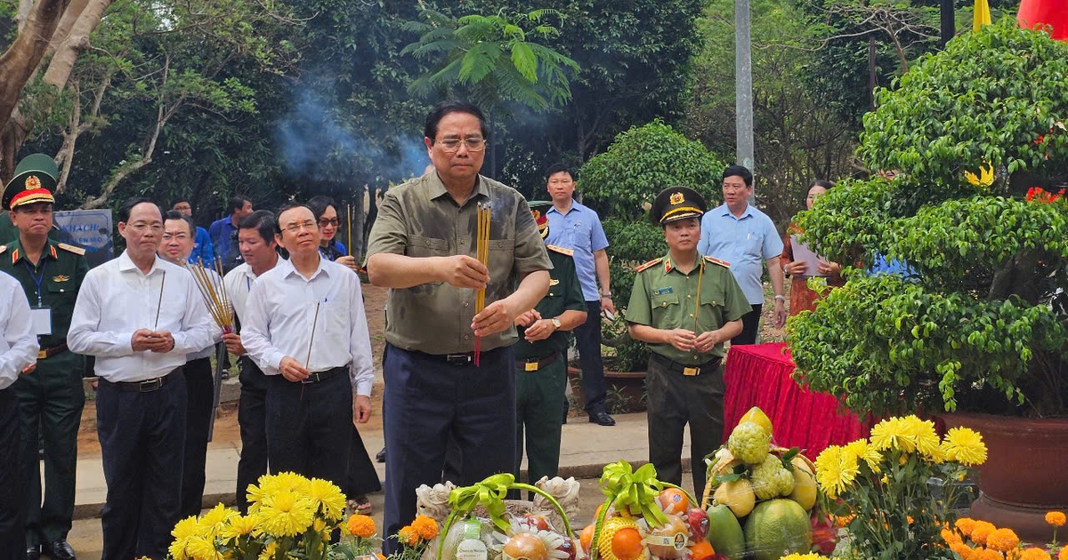 Thủ tướng Phạm Minh Chính viếng Nghĩa trang Hàng Dương và thăm cựu tù Côn Đảo