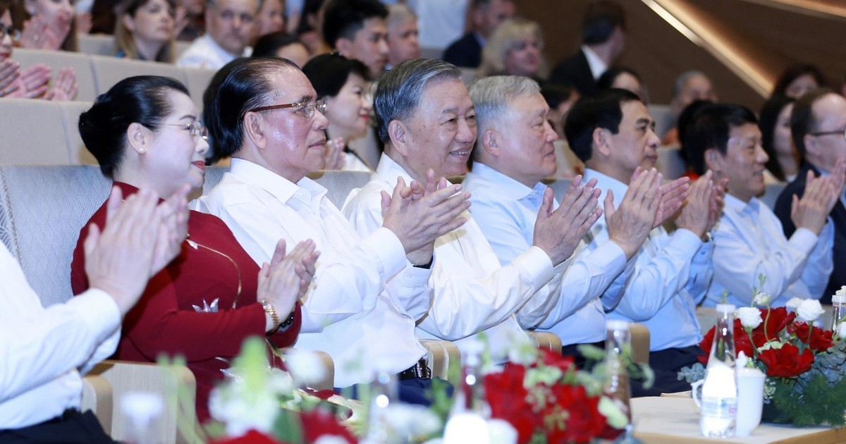 Tổng Bí thư Tô Lâm dự chương trình nghệ thuật 'Bài ca chiến thắng'