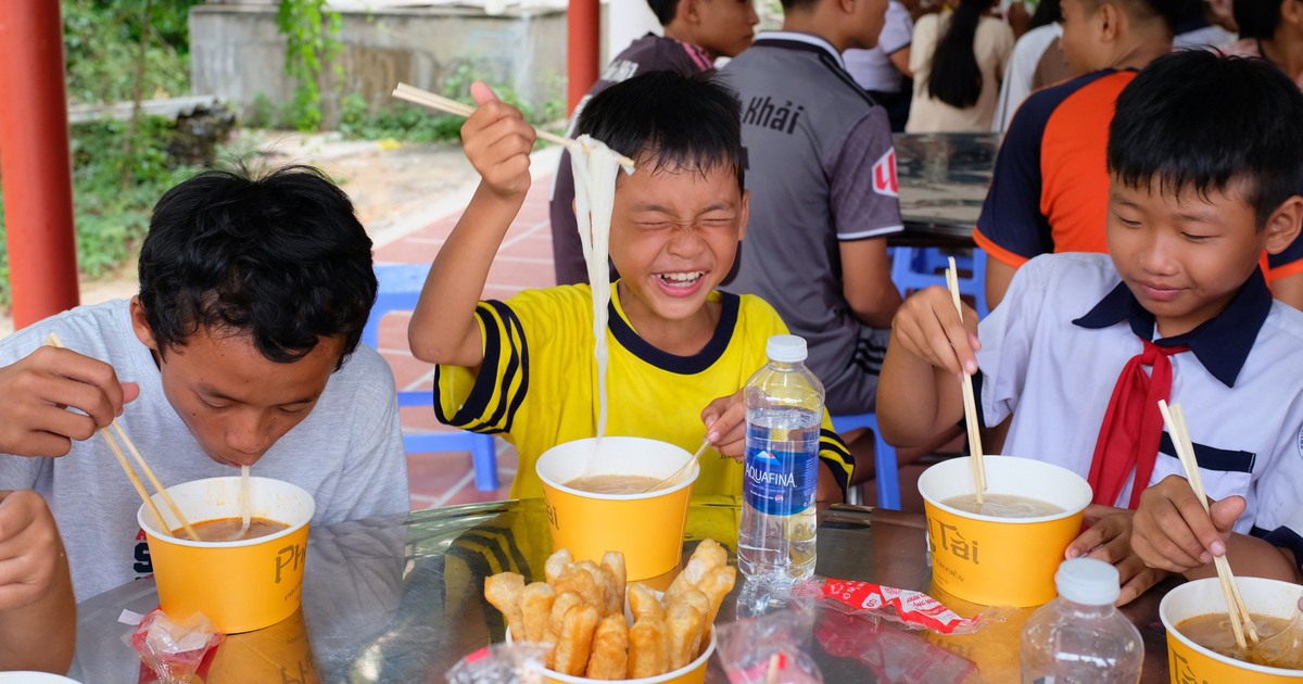 Tết thiếu nhi đặc biệt trên đảo Thiềng Liềng: 170 tô phở đổi lấy nụ cười em thơ