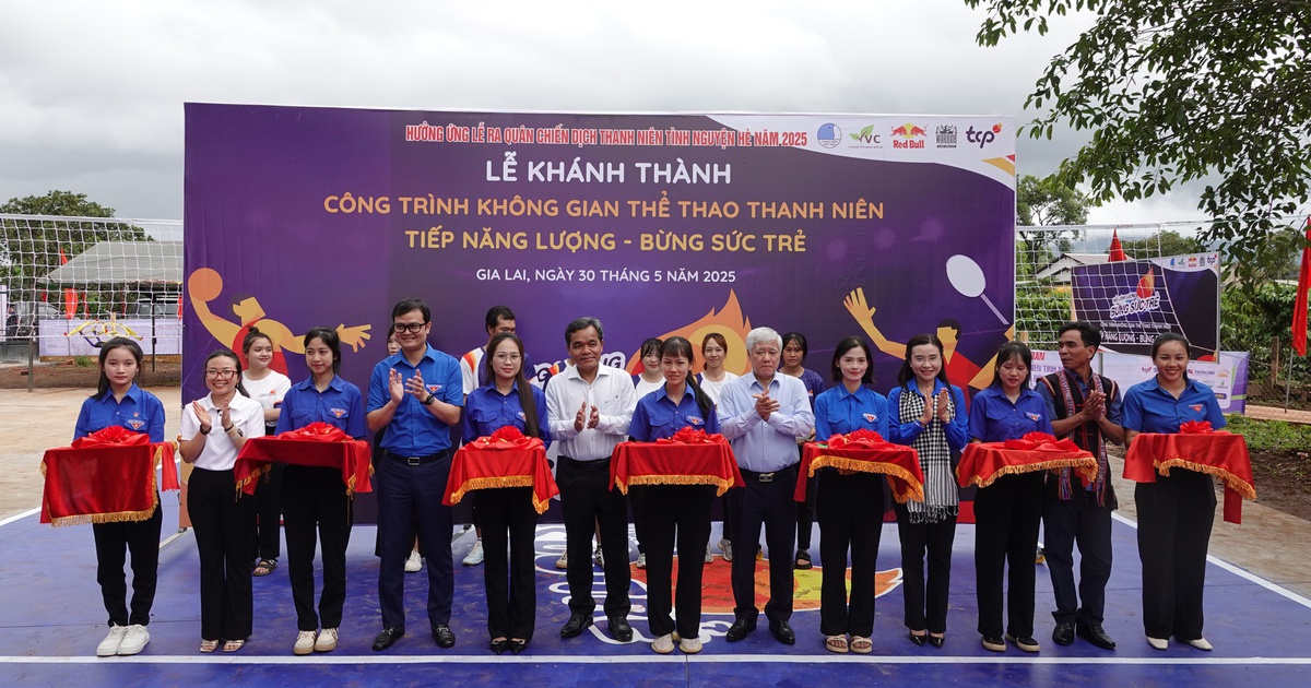 Tặng công trình sân chơi thể thao cho bà con làng Mrông Yố 1