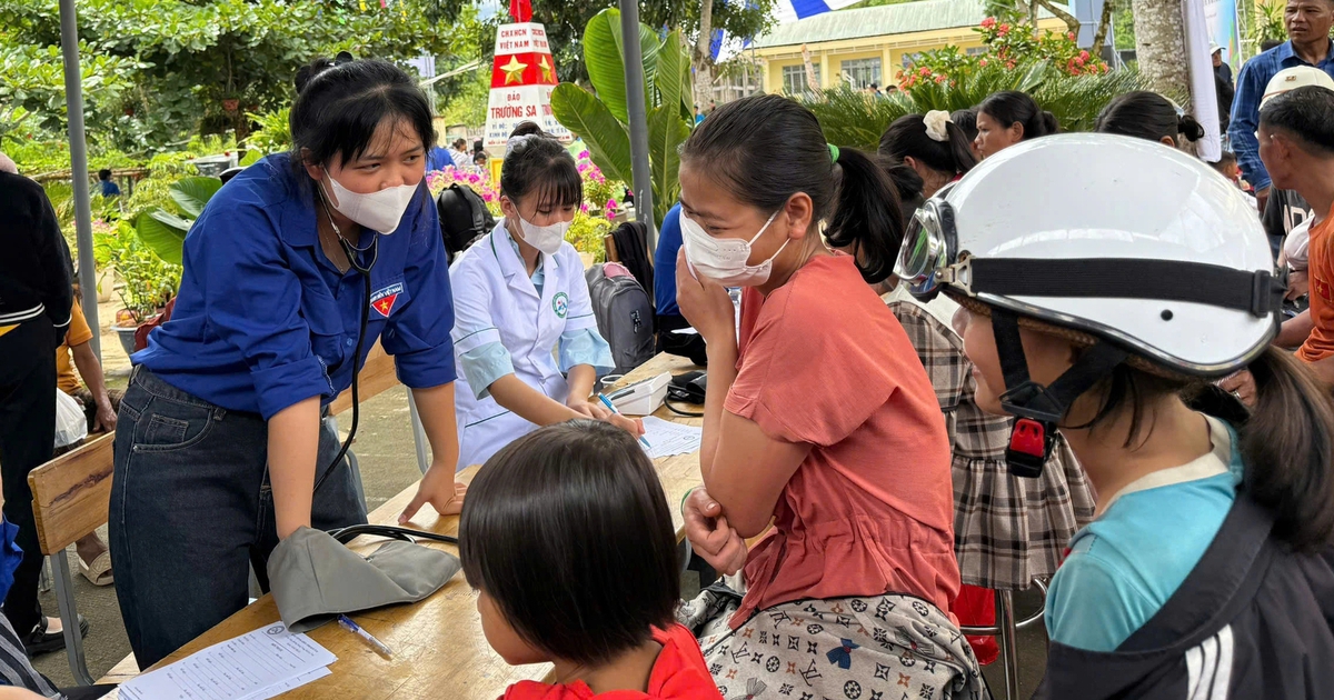 Người trẻ xây dựng tuyến đường điện năng lượng mặt trời và nhiều dự án dân sinh