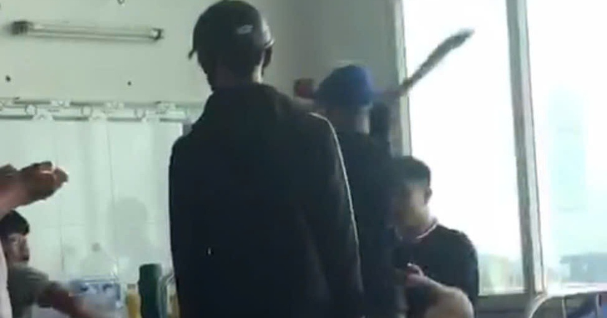 Nghe bạn gái kể bị trêu ghẹo trên mạng, cầm dao vào bệnh viện dọa chém người