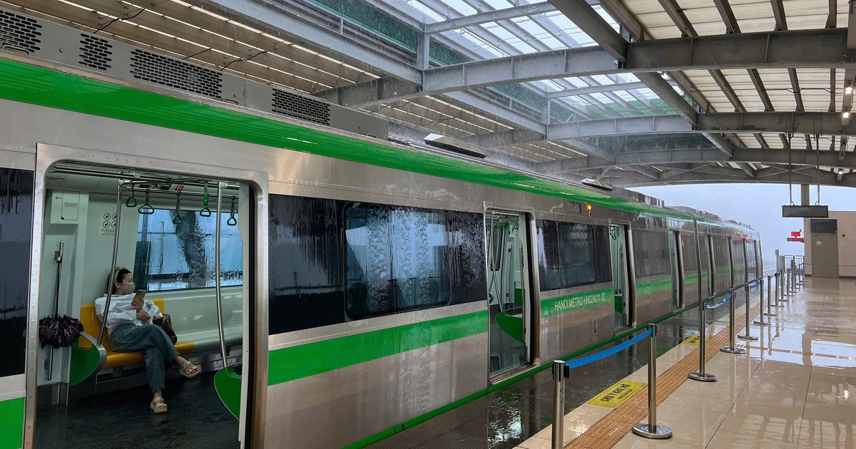 Vá khẩn cấp mái nhà ga tàu Cát Linh - Hà Đông bị thủng
