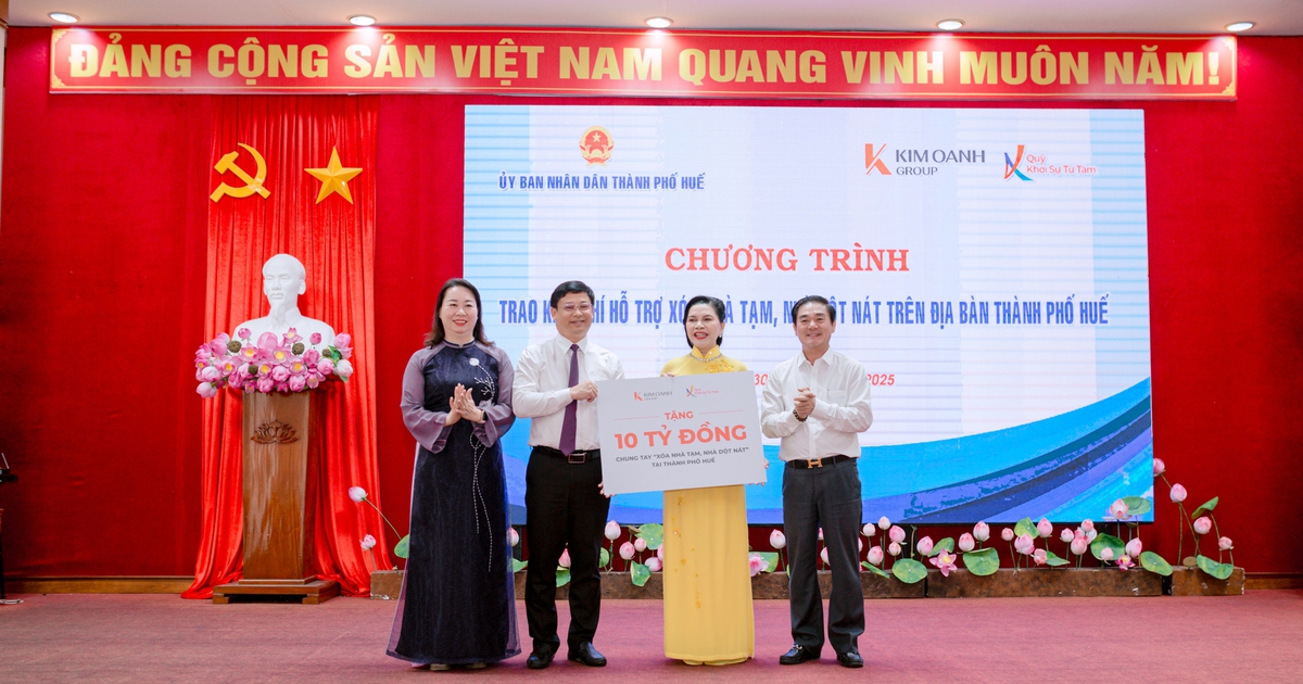 Trao 10 tỉ đồng xóa nhà tạm và 2 tỉ đồng tiếp sức cho bệnh nhi nghèo