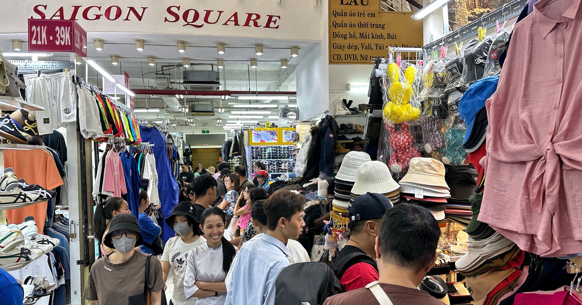 Saigon Square nhộn nhịp sáng 30.5: Khách Tây háo hức mua sắm giữa trung tâm TP.HCM