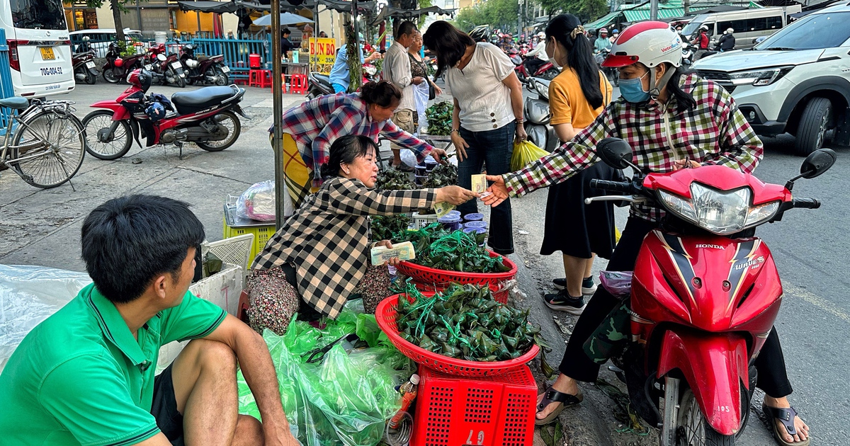 Chiều trước tết Đoan Ngọ: Bất ngờ chợ bán bánh ú, lá xông ở TP.HCM
