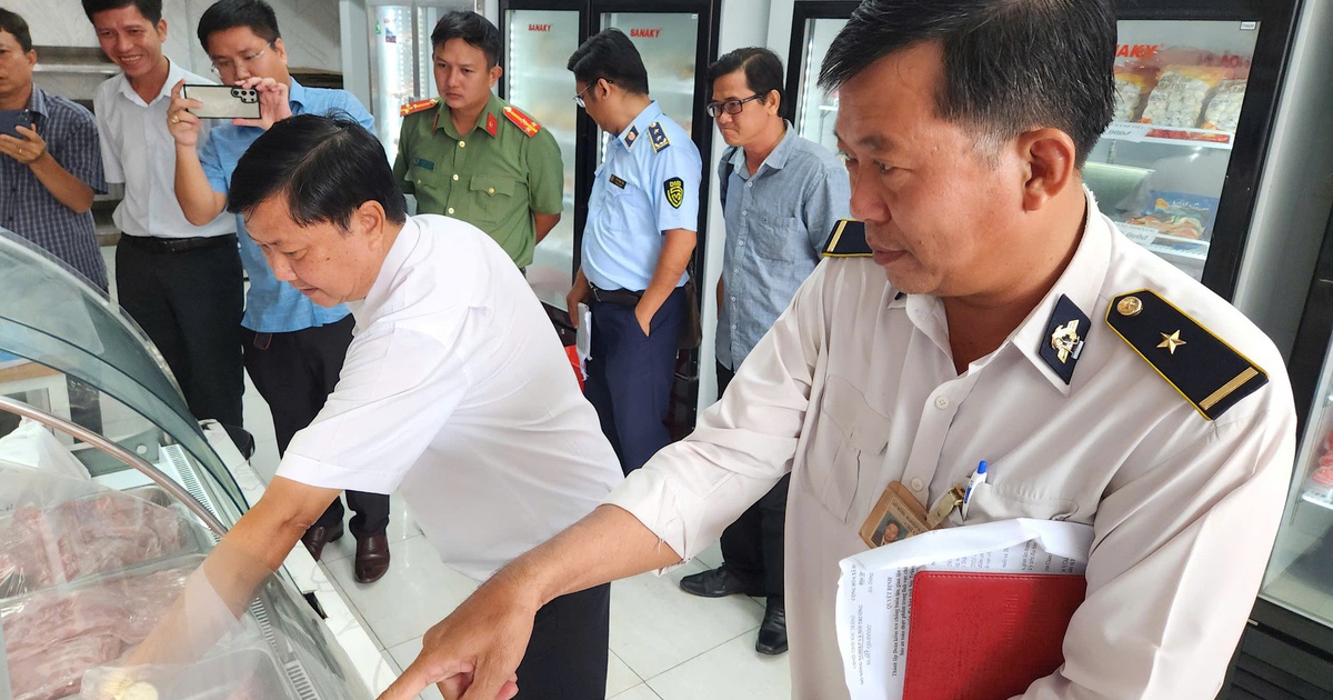 Kiểm tra đột xuất một cửa hàng kinh doanh thực phẩm ở Sóc Trăng