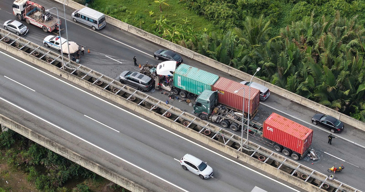 Tai nạn liên hoàn trên cao tốc: Ùn ứ xe ô tô xếp hàng dài ở Cát Lái, cầu Phú Mỹ