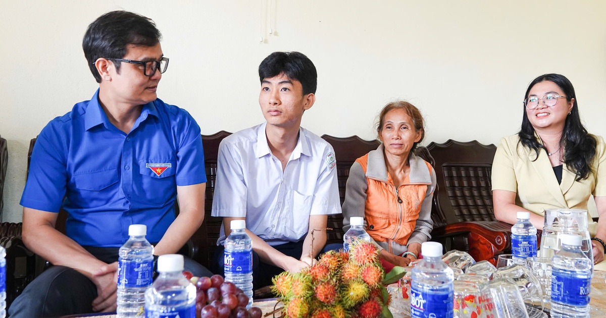Trao học bổng Tiếp sức mùa thi và tặng ‘Phòng Tin học cho em’ tại Gia Lai