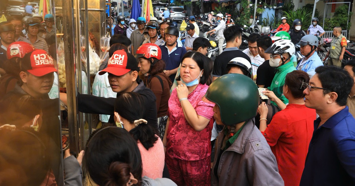 Tiệm vịt quay nổi tiếng TP.HCM đông nghẹt khách tết Đoan Ngọ, 3 giờ sáng mở bán