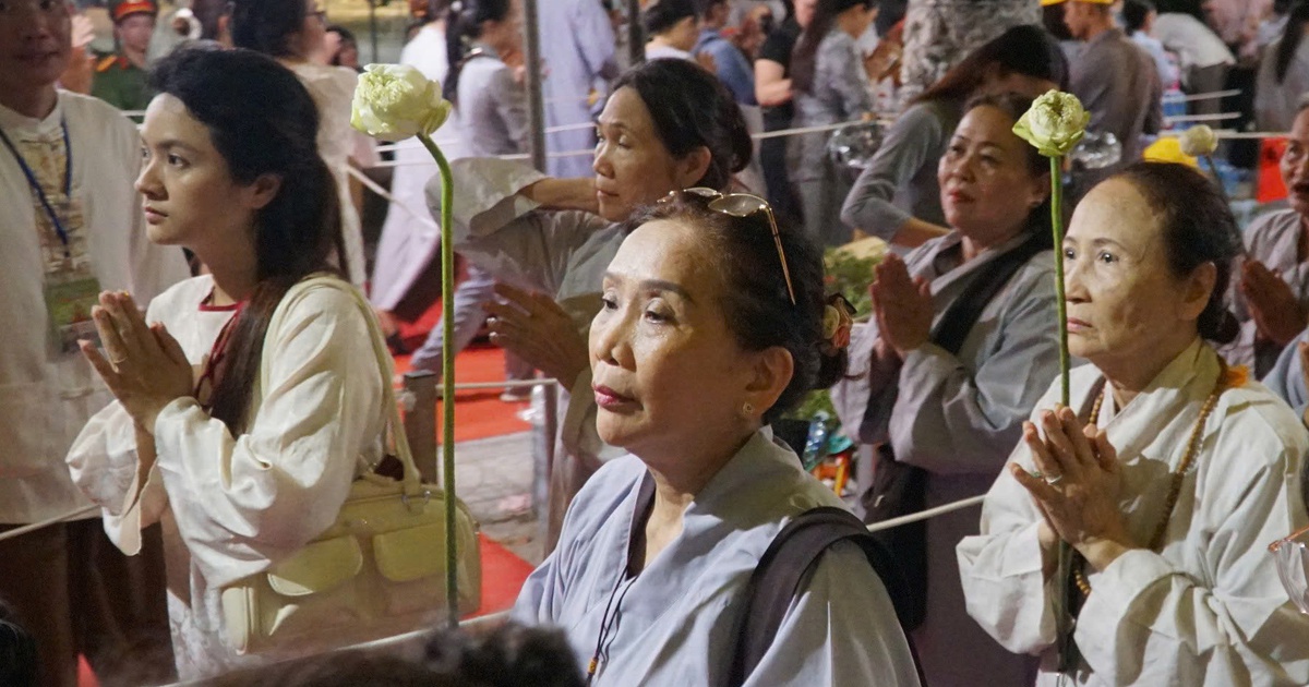 Xuyên đêm đội mưa chiêm bái xá lợi Phật: 'Mọi giông bão đời thường đều lắng lại'