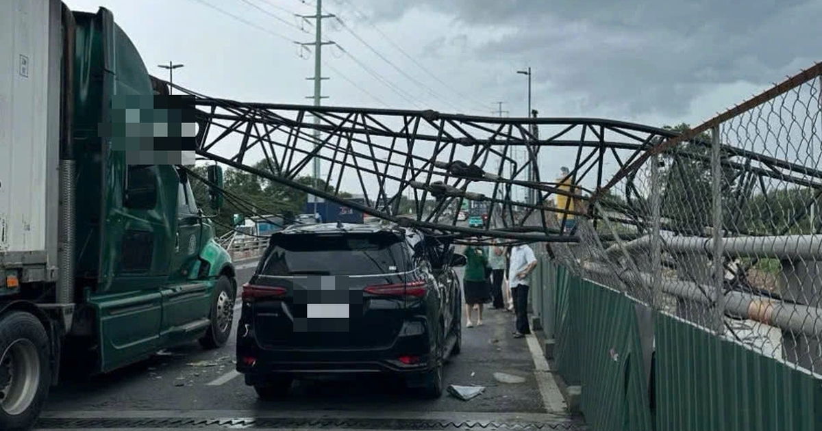 TP.HCM: Cần cẩu ngã đè 2 ô tô trên cầu vượt Mỹ Thủy