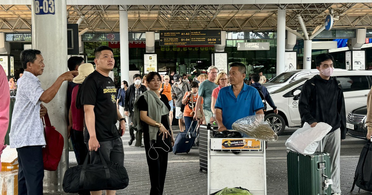 Sân bay Tân Sơn Nhất nhộn nhịp hành khách trở lại TP.HCM sau kỳ nghỉ lễ