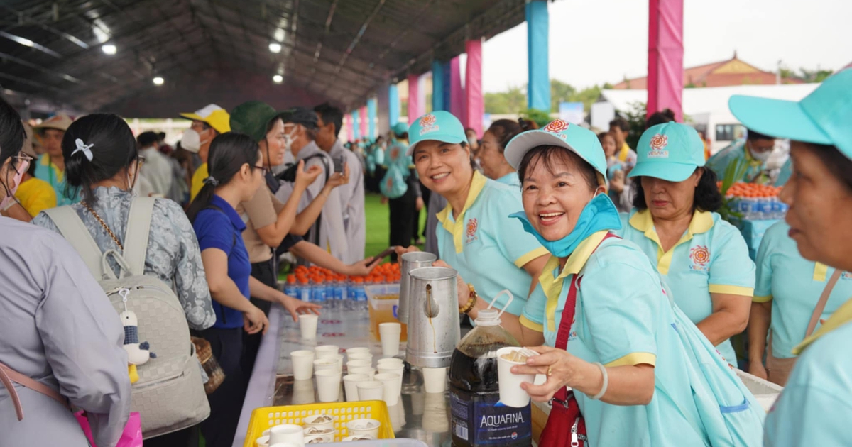 Vesak 2025: Bếp ăn 'khổng lồ' quy tụ 1.200 tình nguyện viên, phục vụ người dân miễn phí