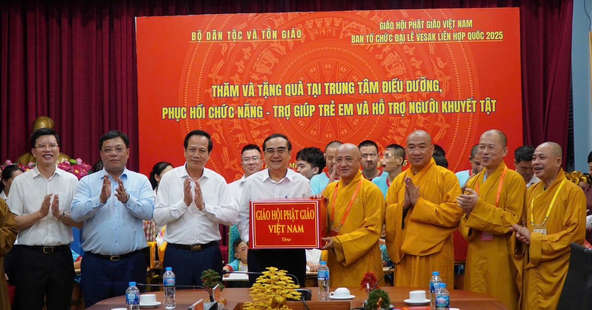 Vesak 2025: Bộ Dân tộc và Tôn giáo cùng Giáo hội Phật giáo Việt Nam tặng quà trẻ khuyết tật