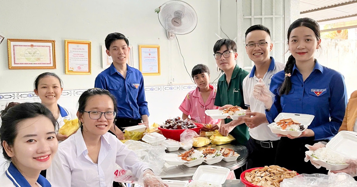 Nhóm thiện nguyện của nam điều dưỡng miền Tây