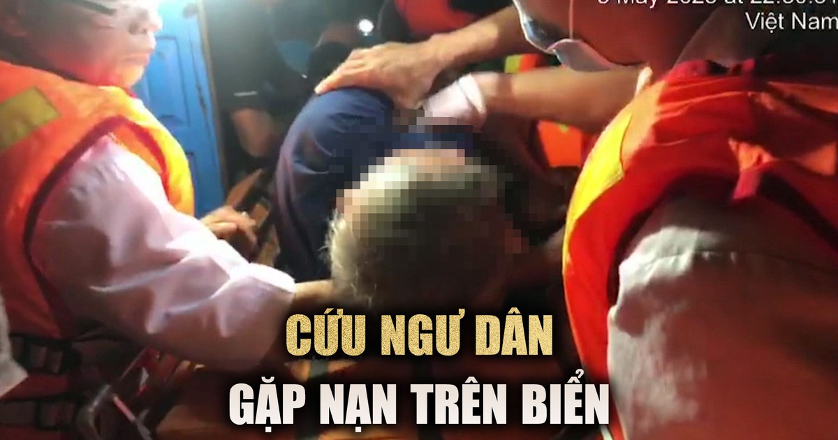 Khoảnh khắc cứu ngư dân gặp nạn trên biển trong đêm