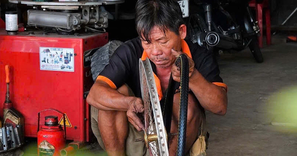 Chuyện tử tế: Tấm lòng của người thợ sửa xe vùng quê