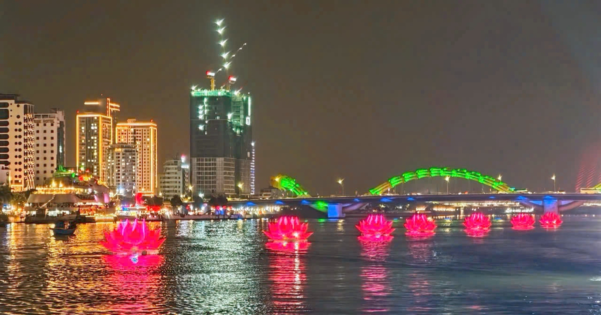 7 đóa hoa sen khổng lồ thắp sáng sông Hàn trong đại lễ Phật đản