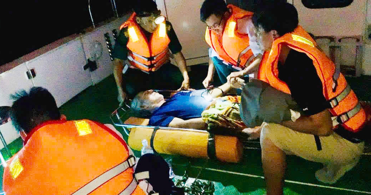 Tàu biên phòng xuất phát trong đêm cứu thuyền trưởng bị tai biến